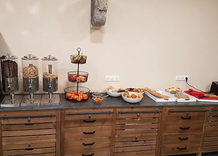 Logis Yseria - Historical Center Hotel 3*