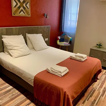 Logis Yseria - Historical Center Готель 3*