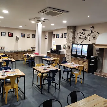 Logis Yseria - Historical Center Hotel