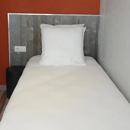 Готель Logis Yseria - Historical Center 3*