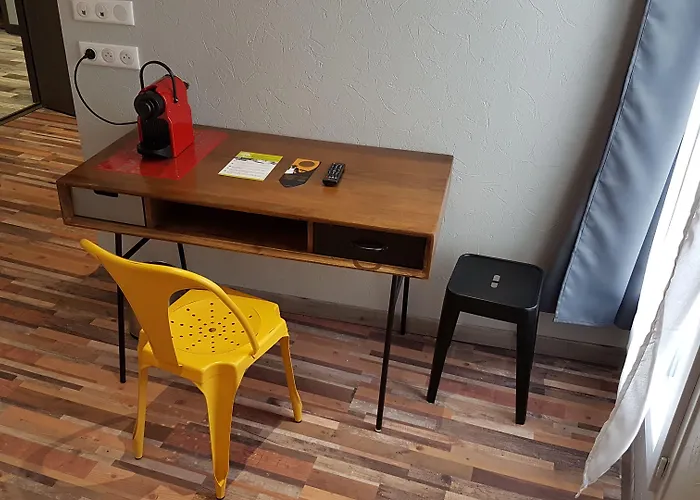 ホテル Logis Yseria - Historical Center 3*